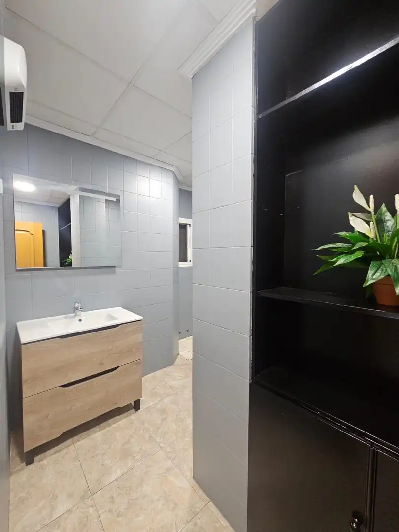 Bany de Apartament de lloguer en Torrevieja amb Aire condicionat, Calefacció i Terrassa