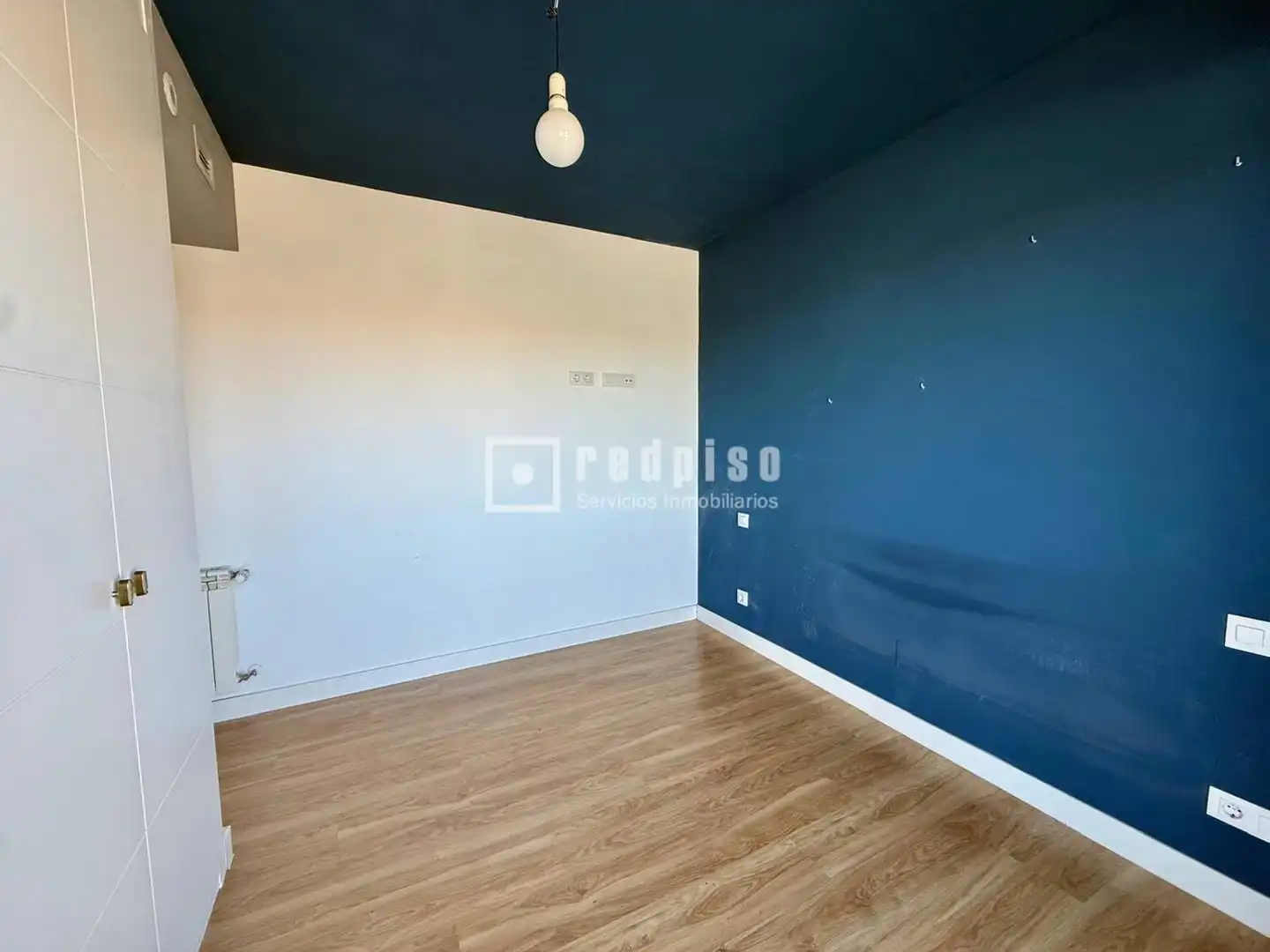 Schlafzimmer von Dachboden zur Miete in Madrid mit Heizung, Terrasse und Abstellraum