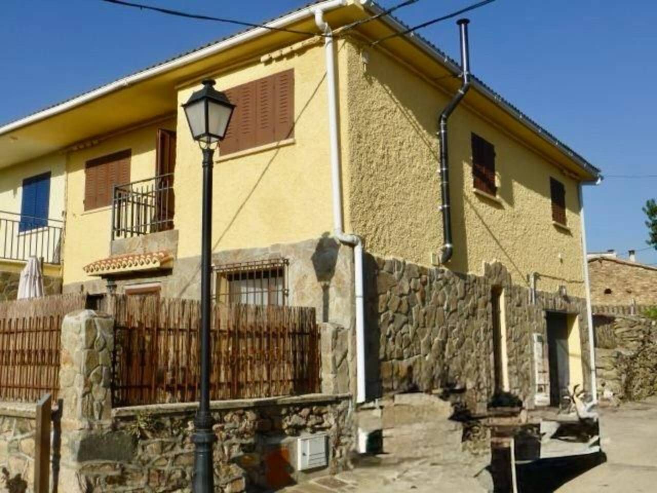 Exterior view of Single-family semi-detached for sale in Piñuécar-Gandullas  with Heating and Private garden