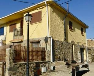 Vista exterior de Casa adosada en venda en Piñuécar-Gandullas amb Calefacció i Jardí privat