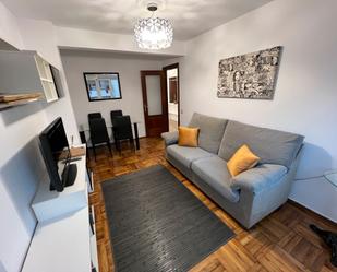 Sala d'estar de Apartament de lloguer en Gijón  amb Calefacció, Parquet i Moblat