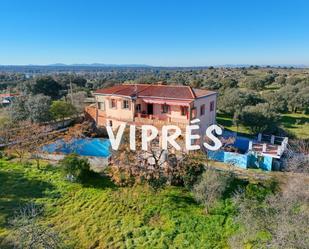 Vista exterior de Finca rústica en venda en Cáceres Capital amb Terrassa i Piscina