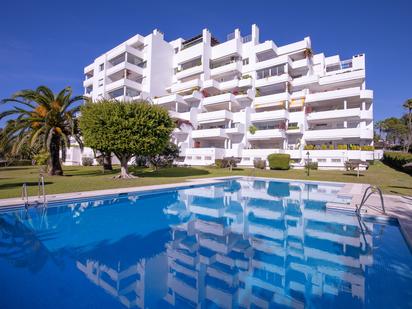 Vista exterior de Apartament en venda en Marbella amb Aire condicionat, Terrassa i Piscina