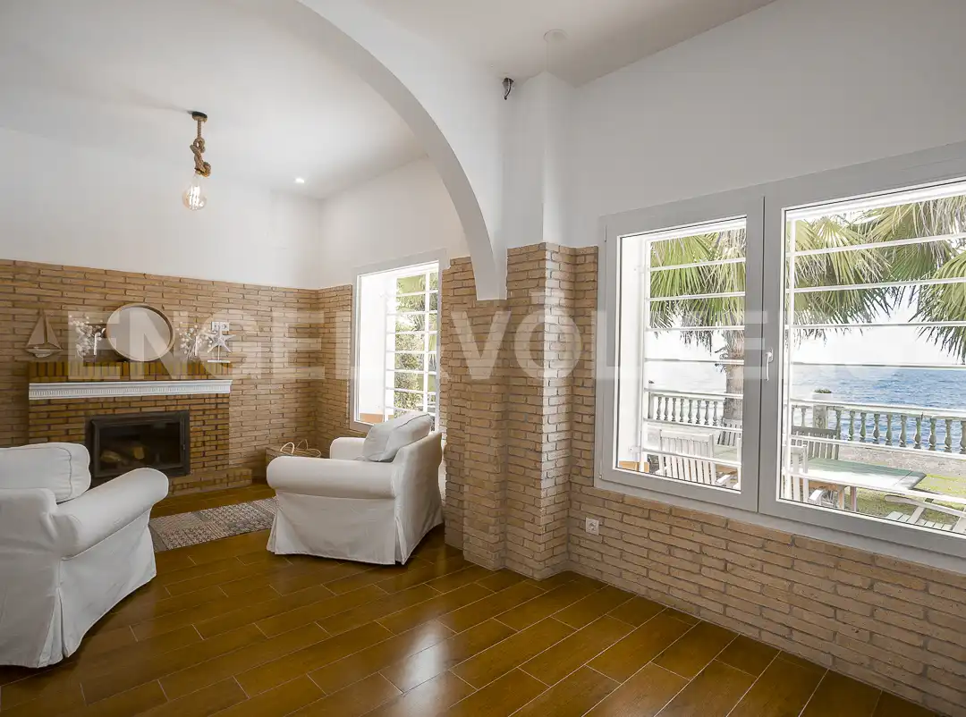 Sala d'estar de Casa o xalet en venda en Vilanova i la Geltrú amb Calefacció, Jardí privat i Piscina
