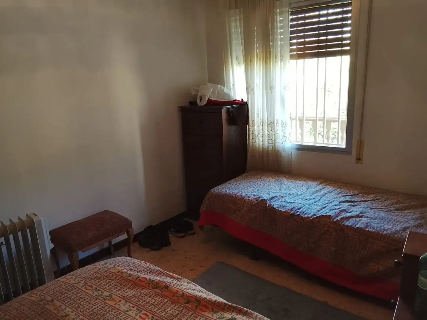 Dormitori de Casa o xalet en venda en Madrigal de la Vera amb Jardí privat
