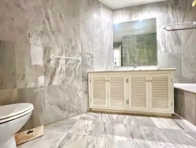 Baño de Piso en venta en Marbella con Aire acondicionado, Jardín privado y Terraza