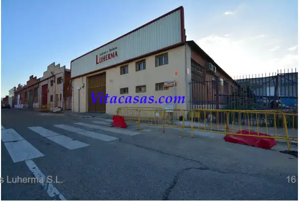Vista exterior de Nau industrial en venda en Fuenlabrada amb Alarma