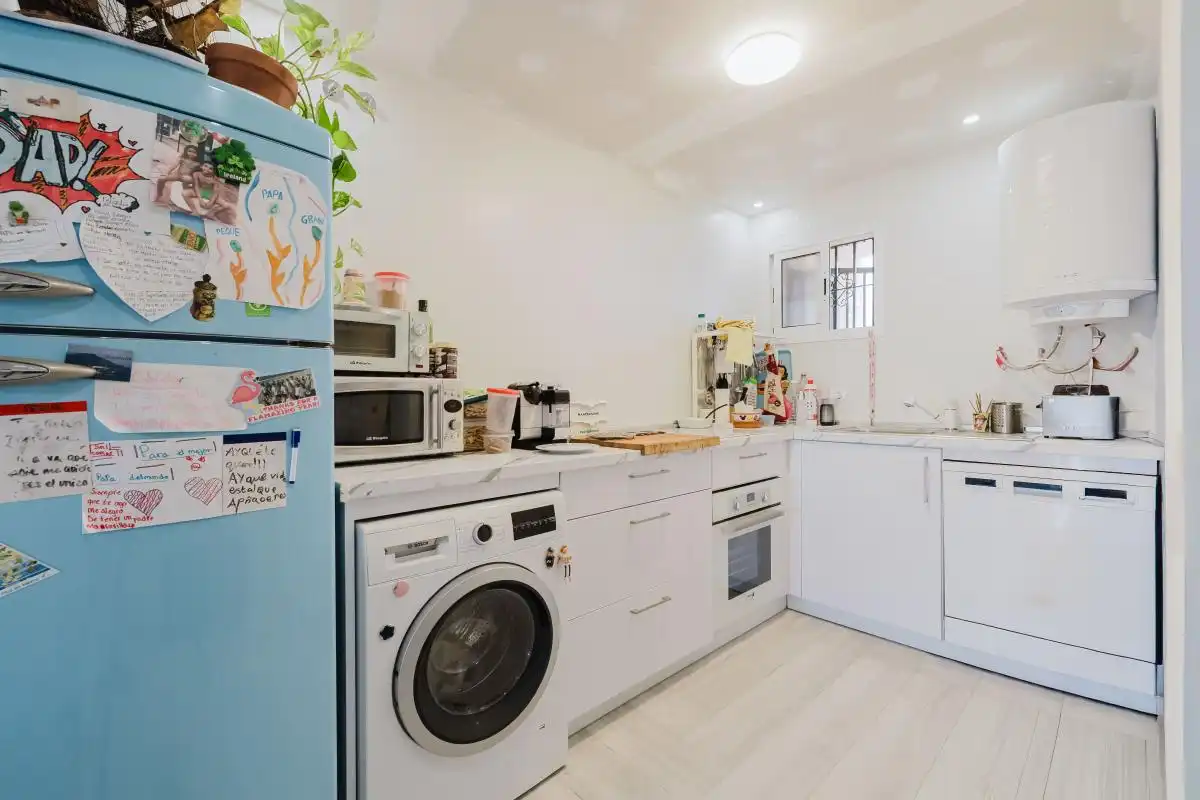 Küche von Erdgeschoss zum Verkauf in Benalmádena mit Klimaanlage, Heizung und Privatgarten