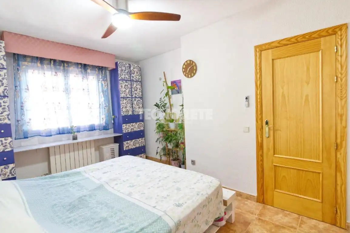 Schlafzimmer von Einfamilien-Reihenhaus zum Verkauf in Toledo mit Klimaanlage, Heizung und Privatgarten