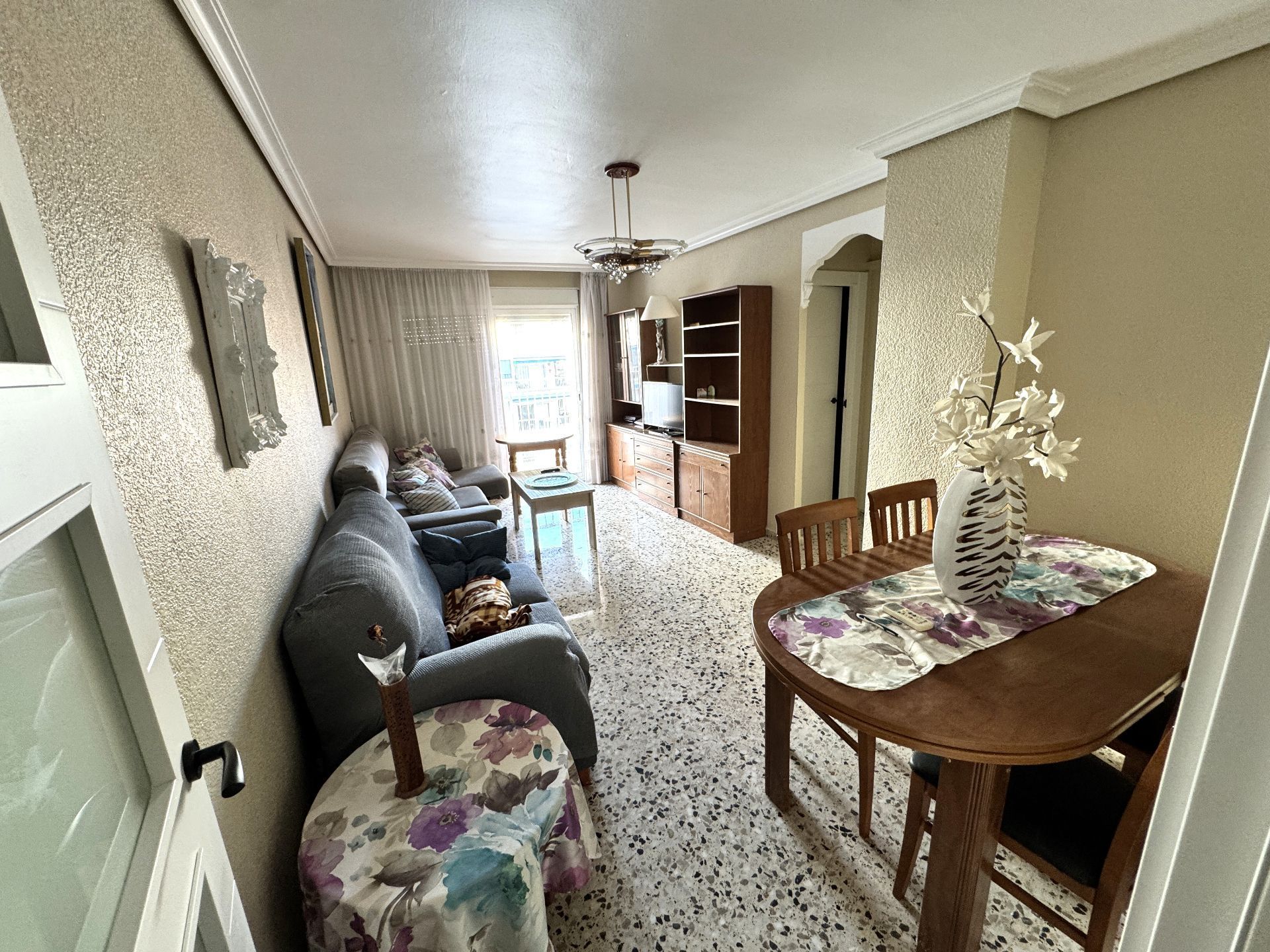 Sala d'estar de Pis de lloguer en Benidorm amb Aire condicionat, Terrassa i Moblat