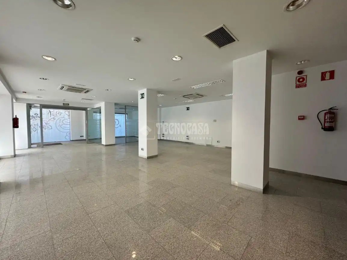 Geschaftsraum zur Miete in Calle Velayos, Ciudad Universitaria