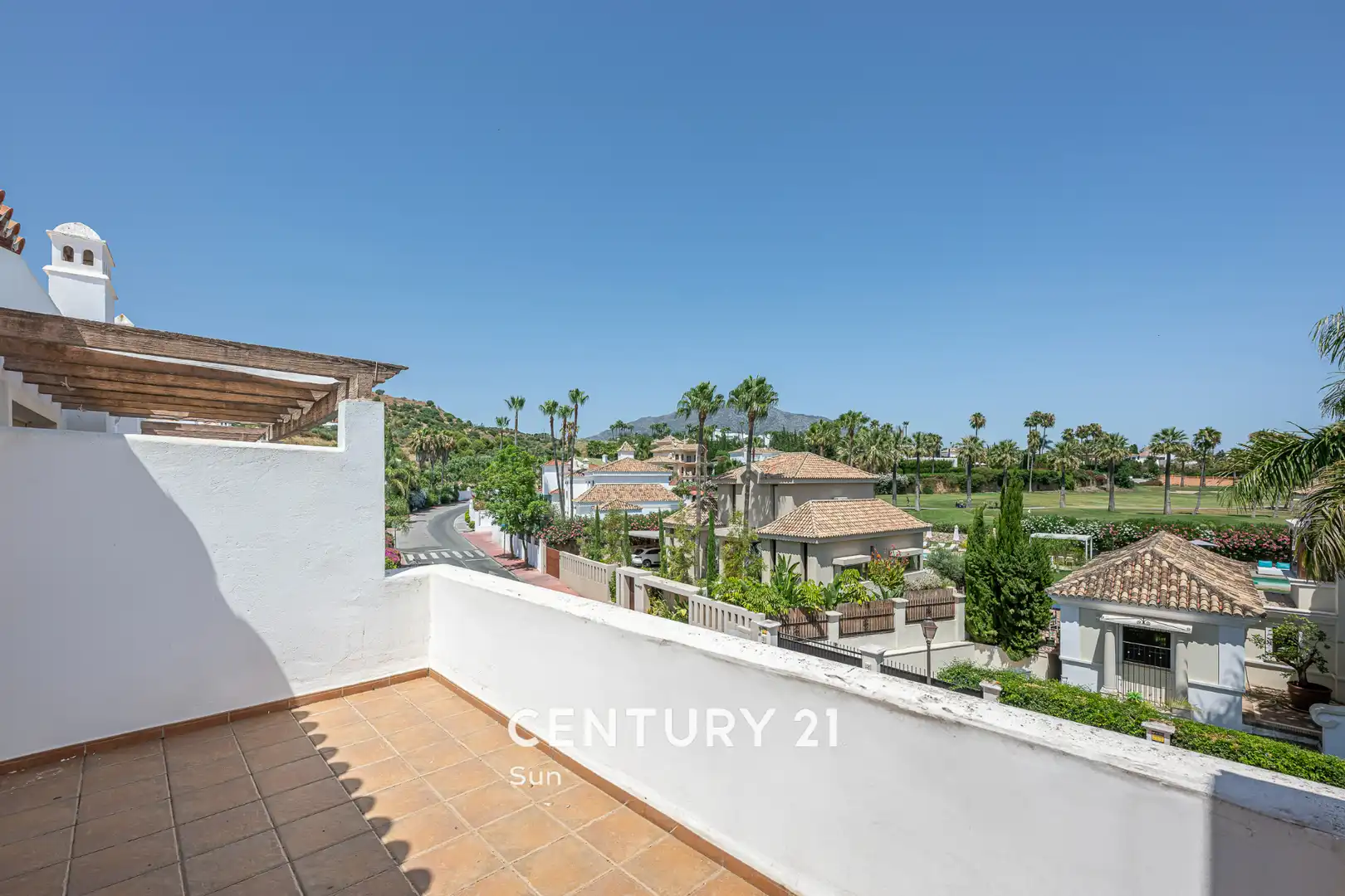 Vista exterior de Casa adosada en venda en Marbella amb Aire condicionat, Calefacció i Jardí privat