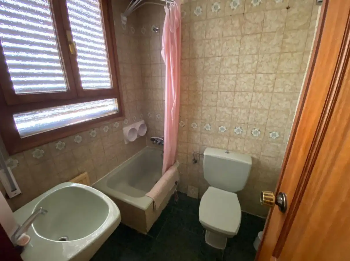 Baño de Piso de alquiler en Palencia con Calefacción, Parquet y Amueblado