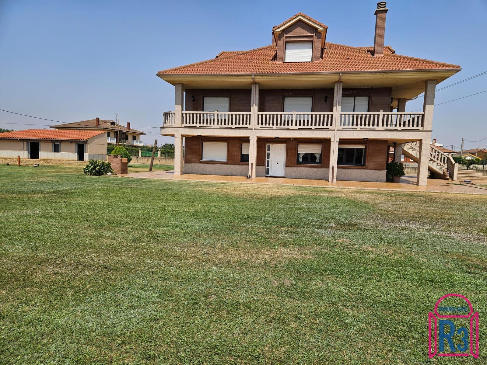 Exterior view of House or chalet for sale in Chozas de Abajo  with Heating and Private garden