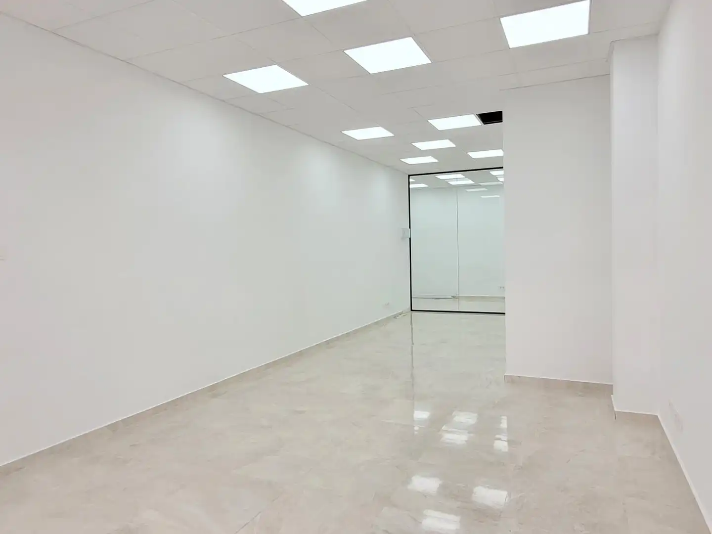 Gewerbefläche zum Verkauf in Quatre Pilans 5, imagen 3