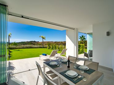 Baixos amb piscina en venda a Estepona Pueblo