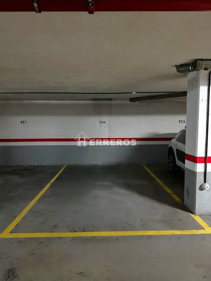 Parking de Apartamento en venta en  Logroño con Calefacción, Parquet y Trastero