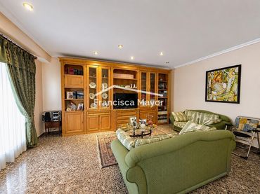 Casa amb balcó en venda a Sant Caralampio