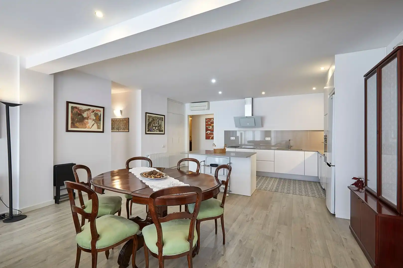 Küche von Wohnung zum Verkauf in Barcelona mit Klimaanlage, Parkett und Ofen