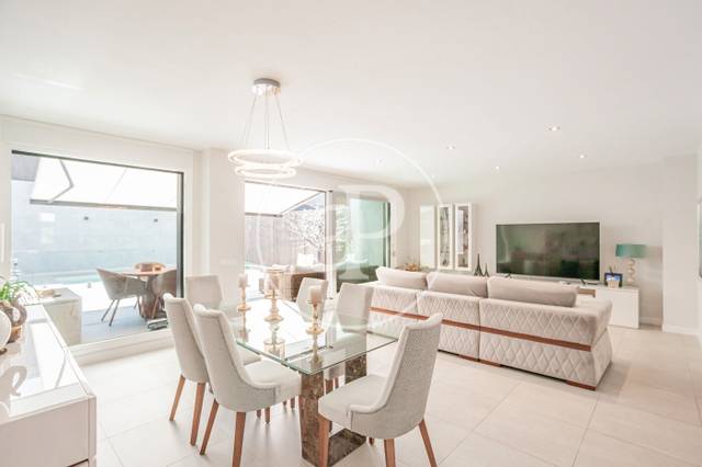 Casa adosada en Alquiler en Av. de la Armada Española en Cortijo Sur