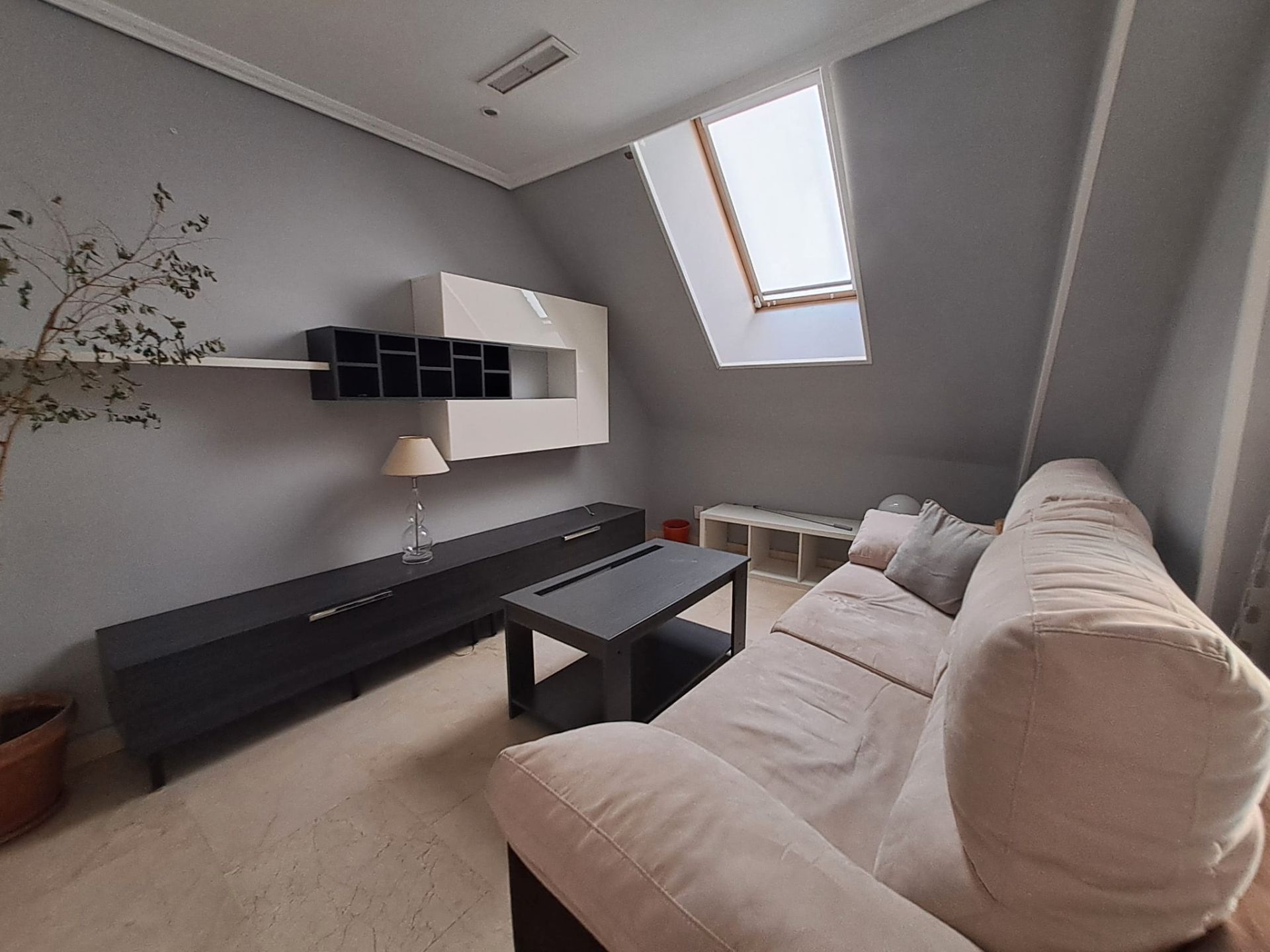 Sala d'estar de Àtic de lloguer en  Madrid Capital amb Aire condicionat, Calefacció i Parquet