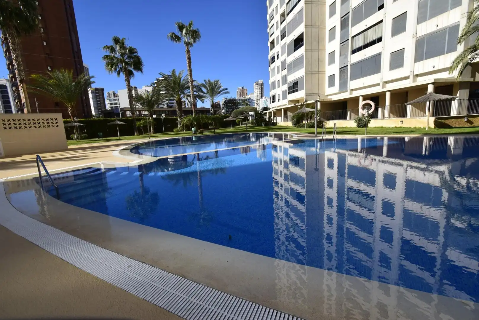 Piscina de Apartamento en venta en Benidorm con Aire acondicionado, Calefacción y Jardín privado