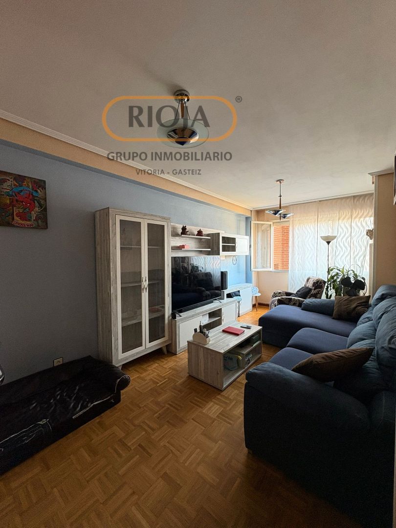 Sala d'estar de Pis en venda en Vitoria - Gasteiz amb Calefacció, Parquet i Terrassa
