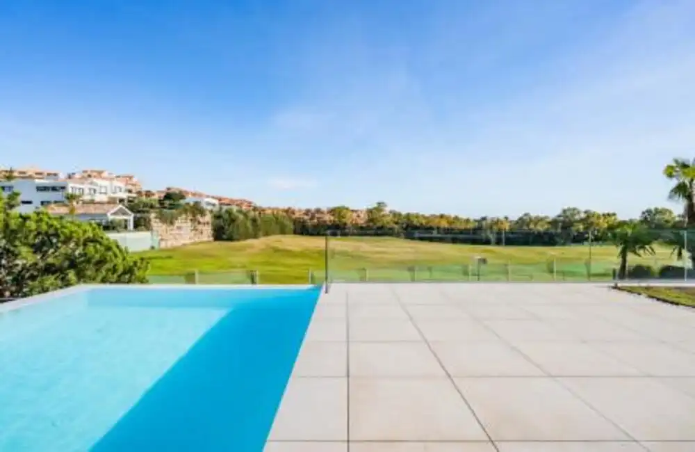 Vista exterior de Casa o xalet de lloguer en Benahavís amb Aire condicionat, Jardí privat i Terrassa