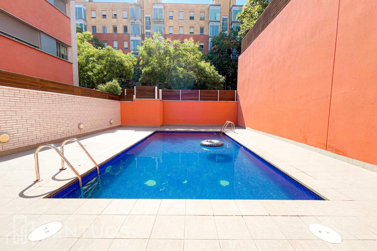 Piscina de Piso de alquiler en  Barcelona Capital con Aire acondicionado, Jardín privado y Parquet