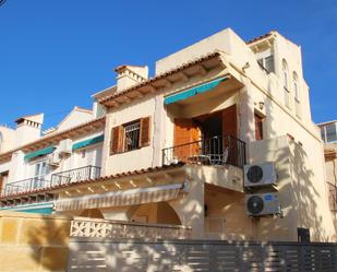 Vista exterior de Casa o xalet en venda en Torrevieja amb Balcó i Piscina comunitària