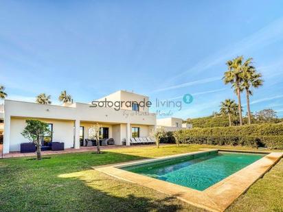 Vista exterior de Casa o xalet en venda en Sotogrande amb Aire condicionat, Terrassa i Piscina