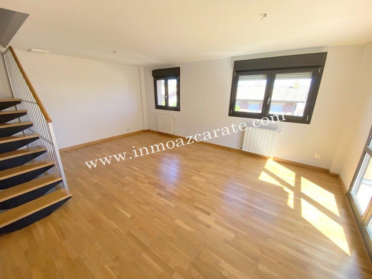 Dormitori de Casa o xalet en venda en Ayegui / Aiegi amb Calefacció, Jardí privat i Parquet