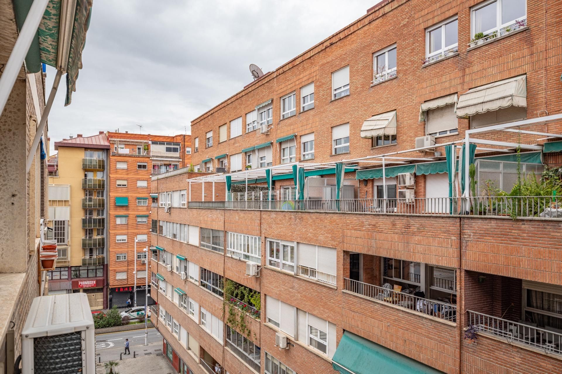 Vista exterior de Pis en venda en  Granada Capital amb Calefacció, Traster i Balcó