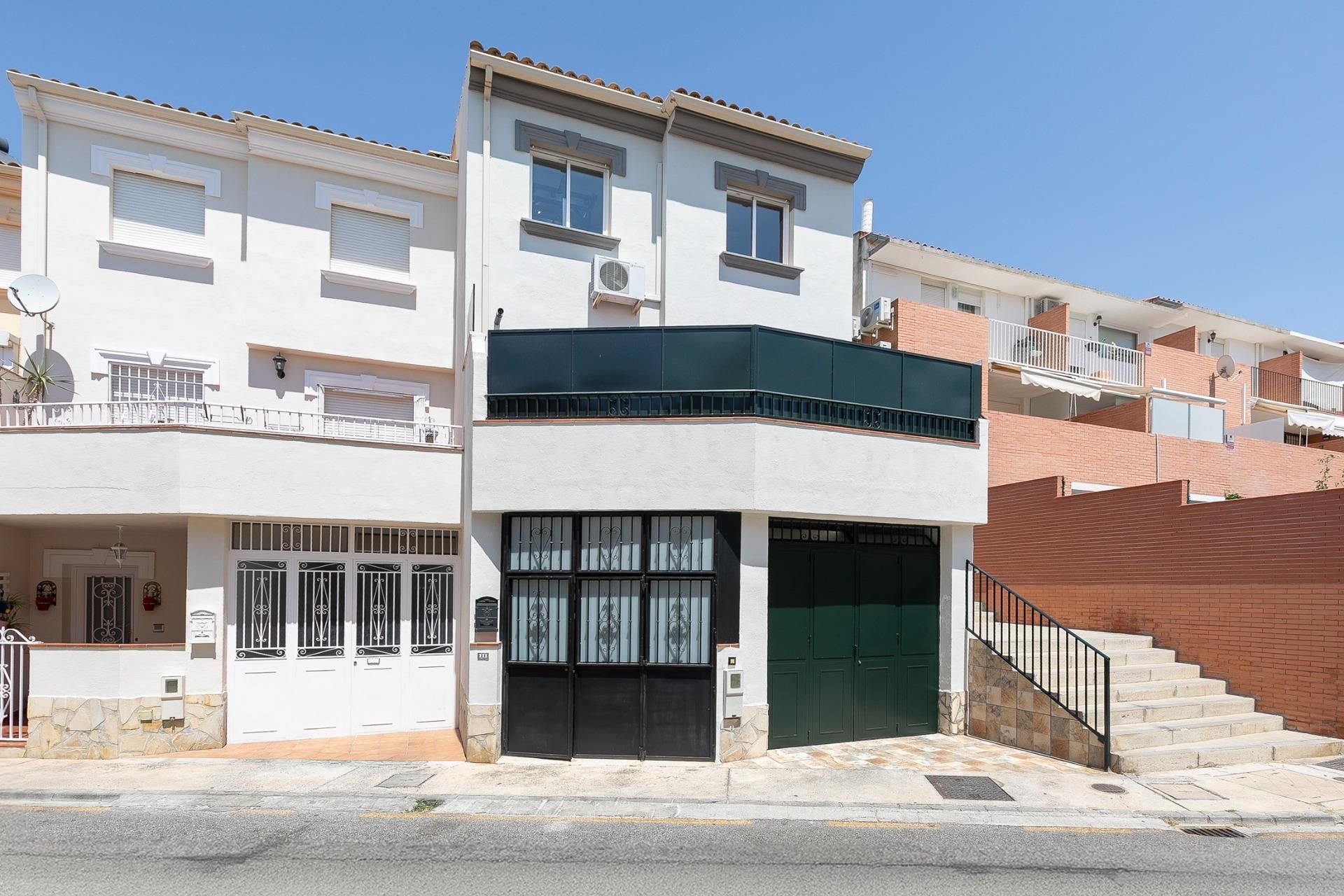 Vista exterior de Casa adosada en venta en Cenes de la Vega con Aire acondicionado, Calefacción y Trastero