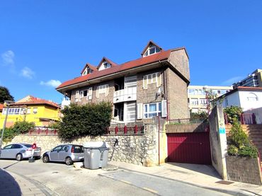 Villa avec balcon à vendre à Cuatro Caminos