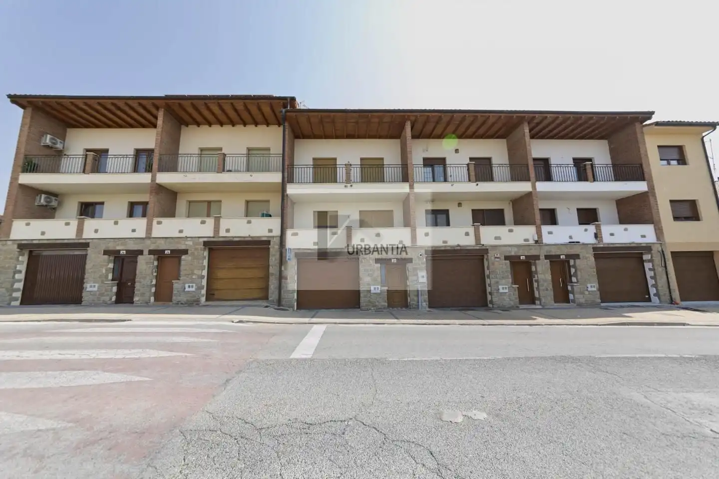 Vista exterior de Casa adosada en venda en Larraga amb Calefacció, Terrassa i Balcó