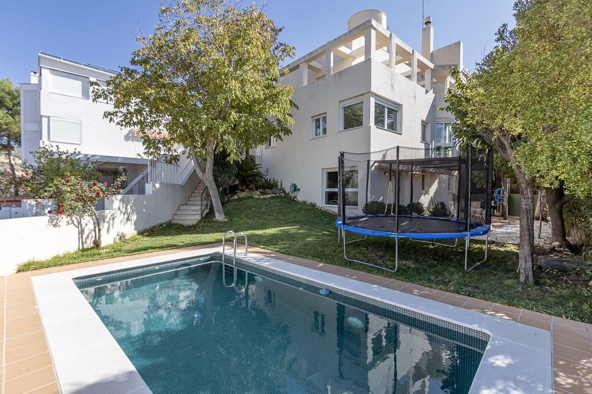 Piscina de Casa o xalet en venda en  Granada Capital amb Aire condicionat, Calefacció i Jardí privat