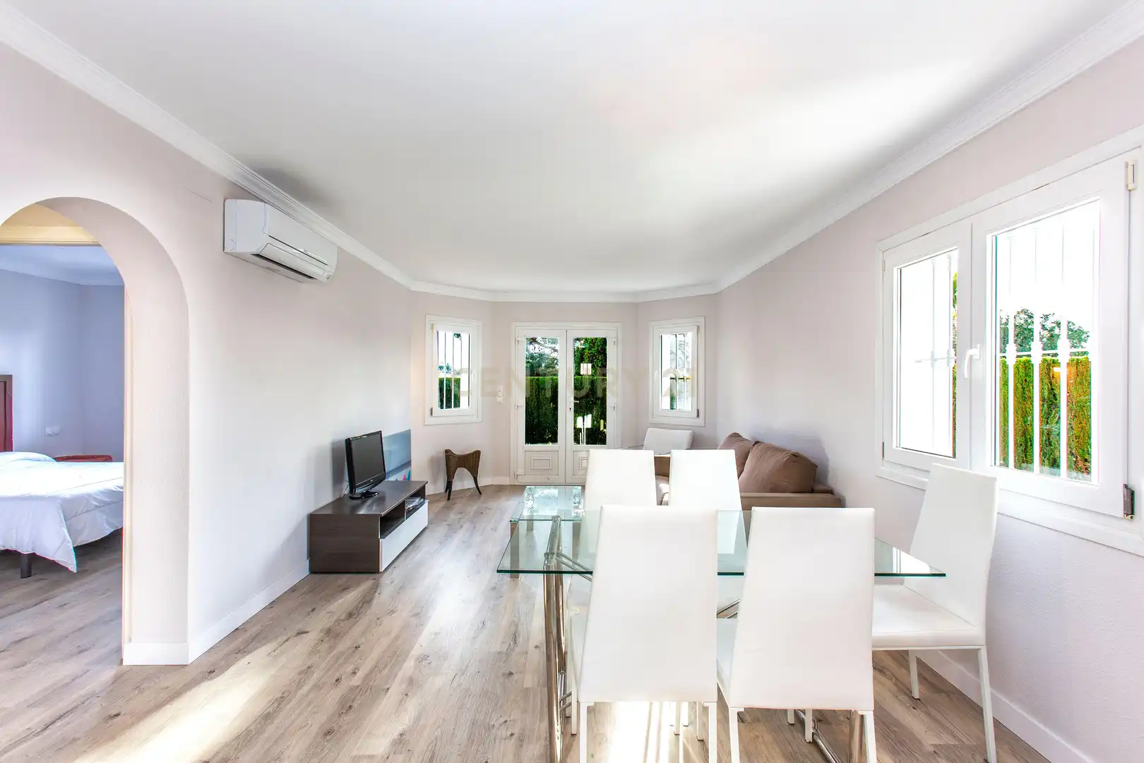 Esszimmer von Einfamilien-Reihenhaus zum Verkauf in Oliva mit Klimaanlage, Privatgarten und Ofen