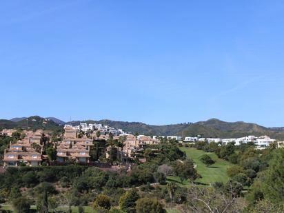 Vista exterior de Casa o xalet en venda en Marbella amb Jardí privat, Terrassa i Piscina