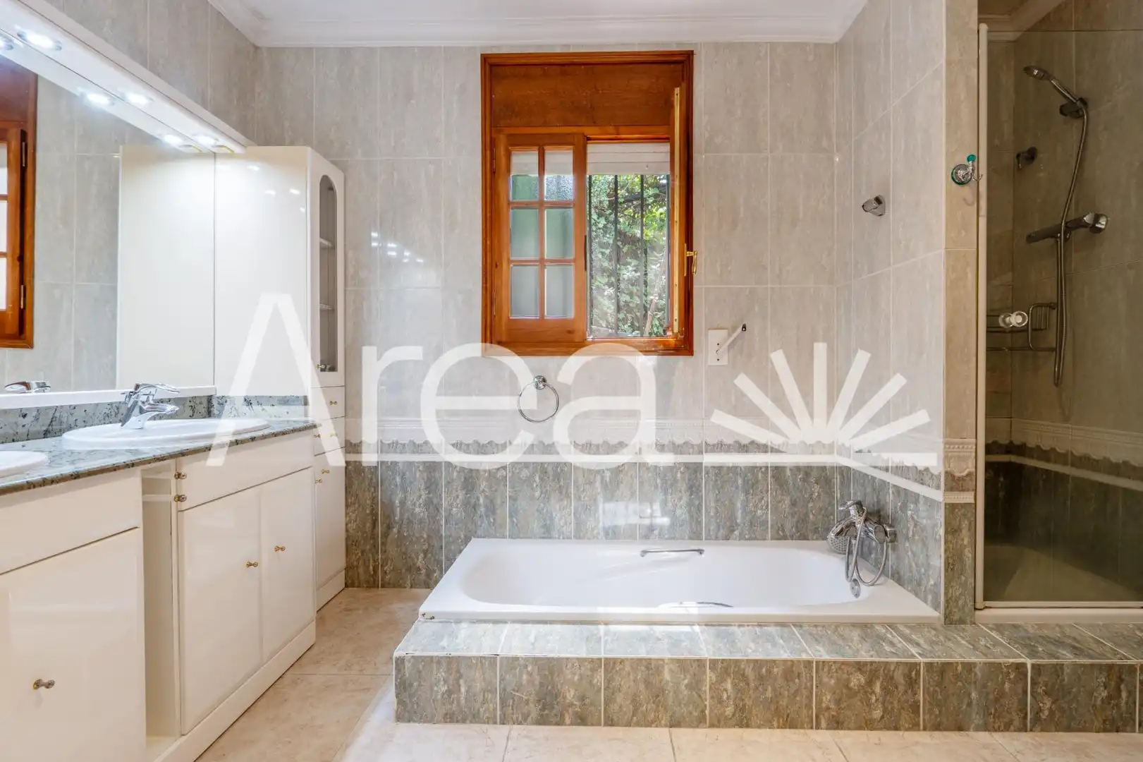 Bany de Casa o xalet en venda en Mataró amb Jardí privat, Terrassa i Piscina
