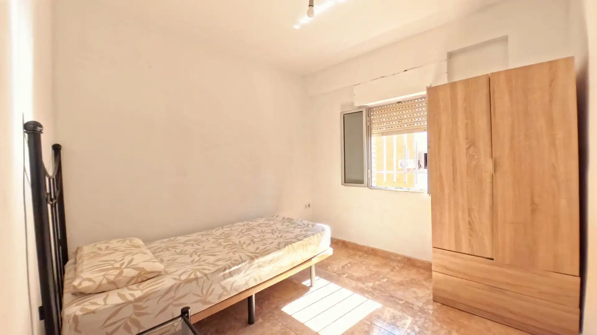 Bedroom of Flat for sale in Sevilla  with Air Conditioner, Furnished and Balcony