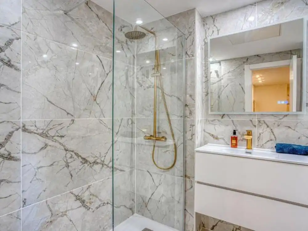 Bany de Apartament en venda en Marbella amb Aire condicionat, Terrassa i Traster