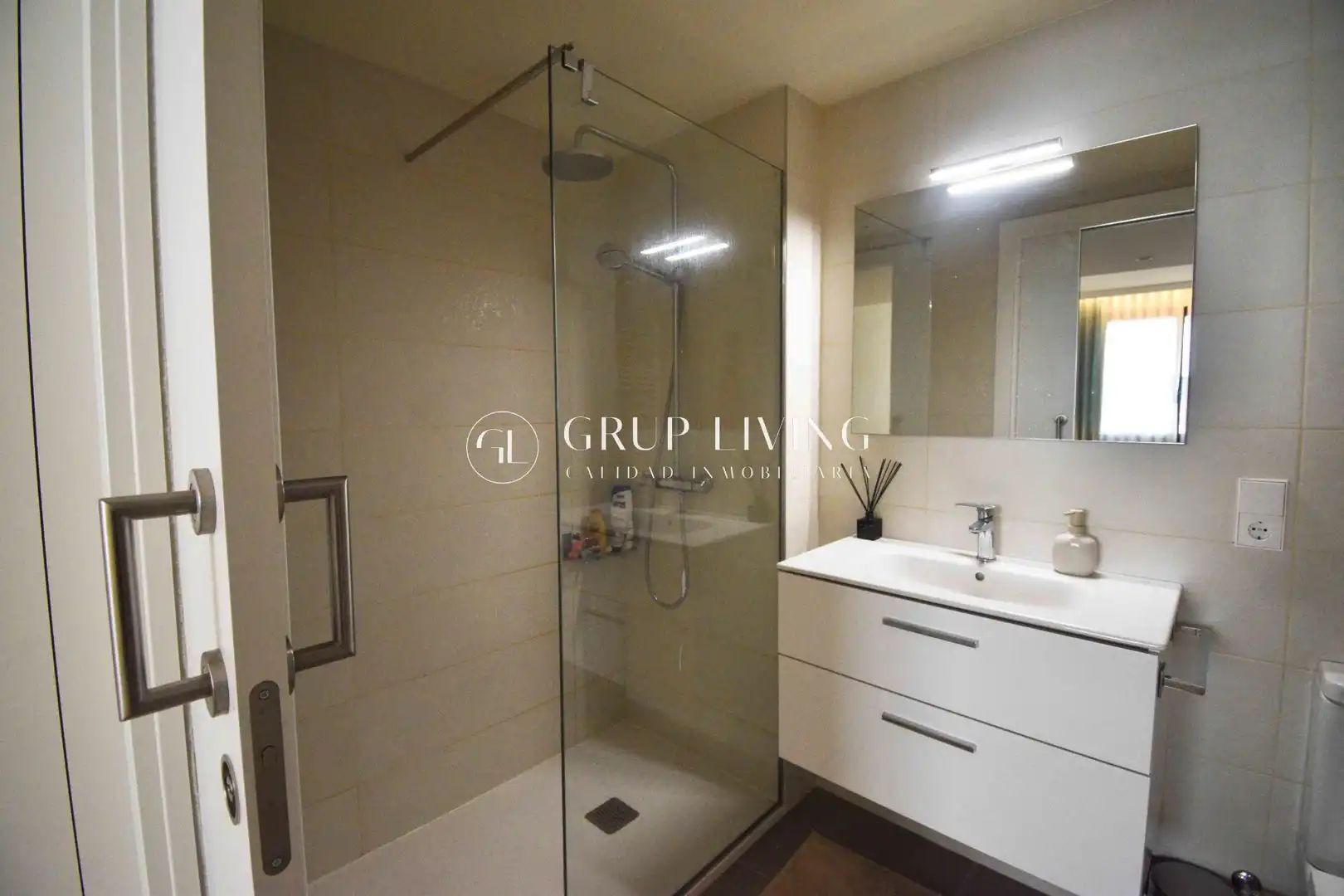 Badezimmer von Wohnung zur Miete in Sitges mit Heizung, Privatgarten und Parkett