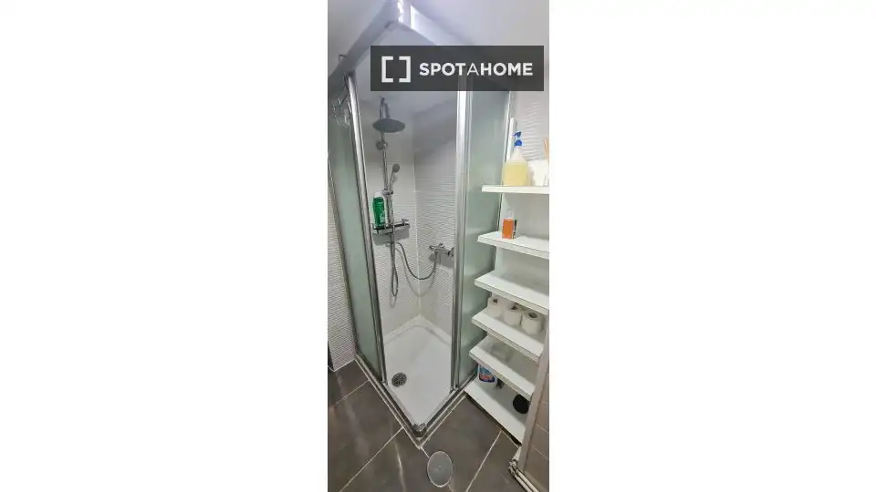 Bathroom of Flat for rent in Vigo   with Air Conditioner, Heating and Furnished