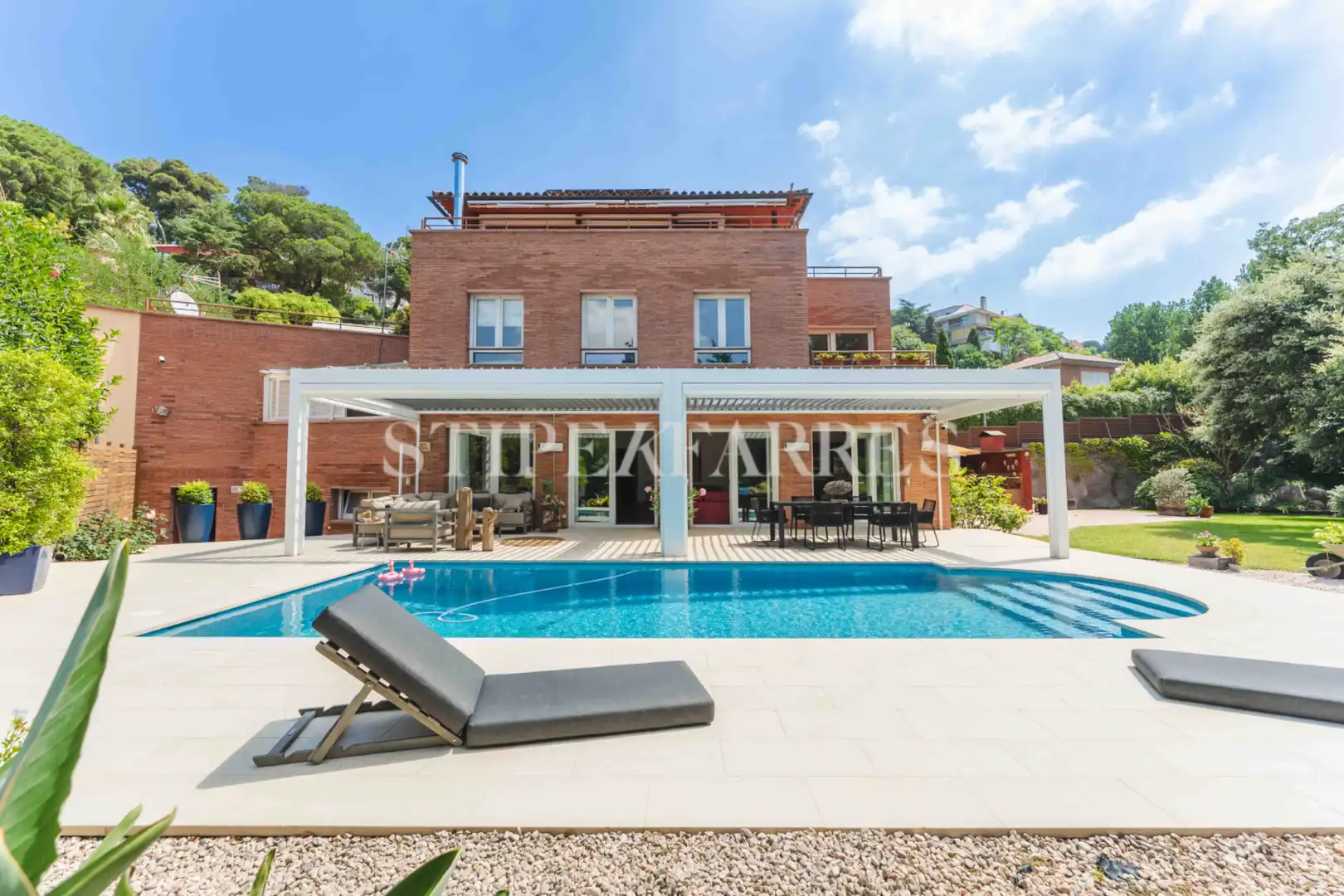 Außenansicht von Haus oder Chalet zum Verkauf in Barcelona mit Klimaanlage, Heizung und Privatgarten