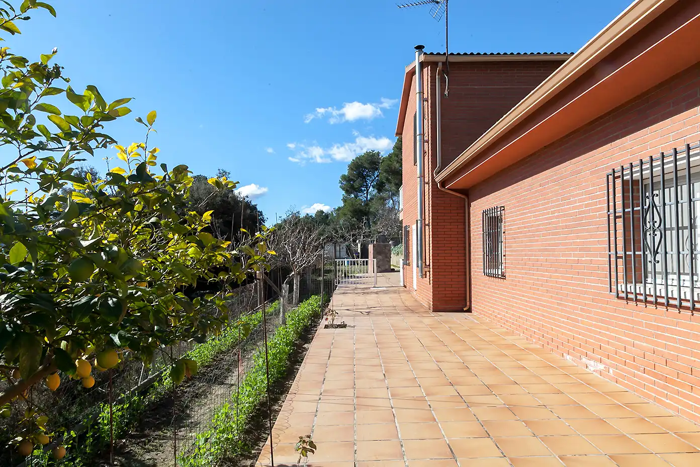 Vista exterior de Casa o xalet en venda en La Roca del Vallès amb Calefacció, Jardí privat i Terrassa