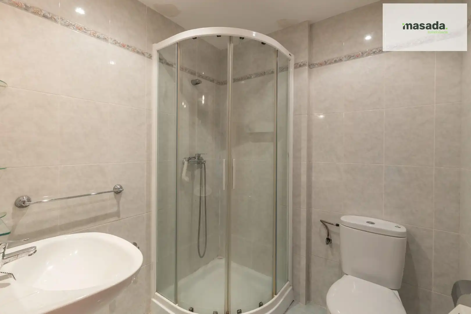 Baño de Piso en venta en Granada con Aire acondicionado, Calefacción y Balcón