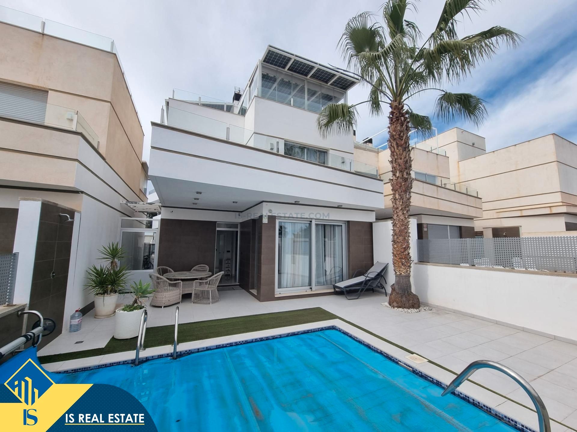 Vista exterior de Casa o xalet en venda en Orihuela amb Jardí privat, Terrassa i Moblat