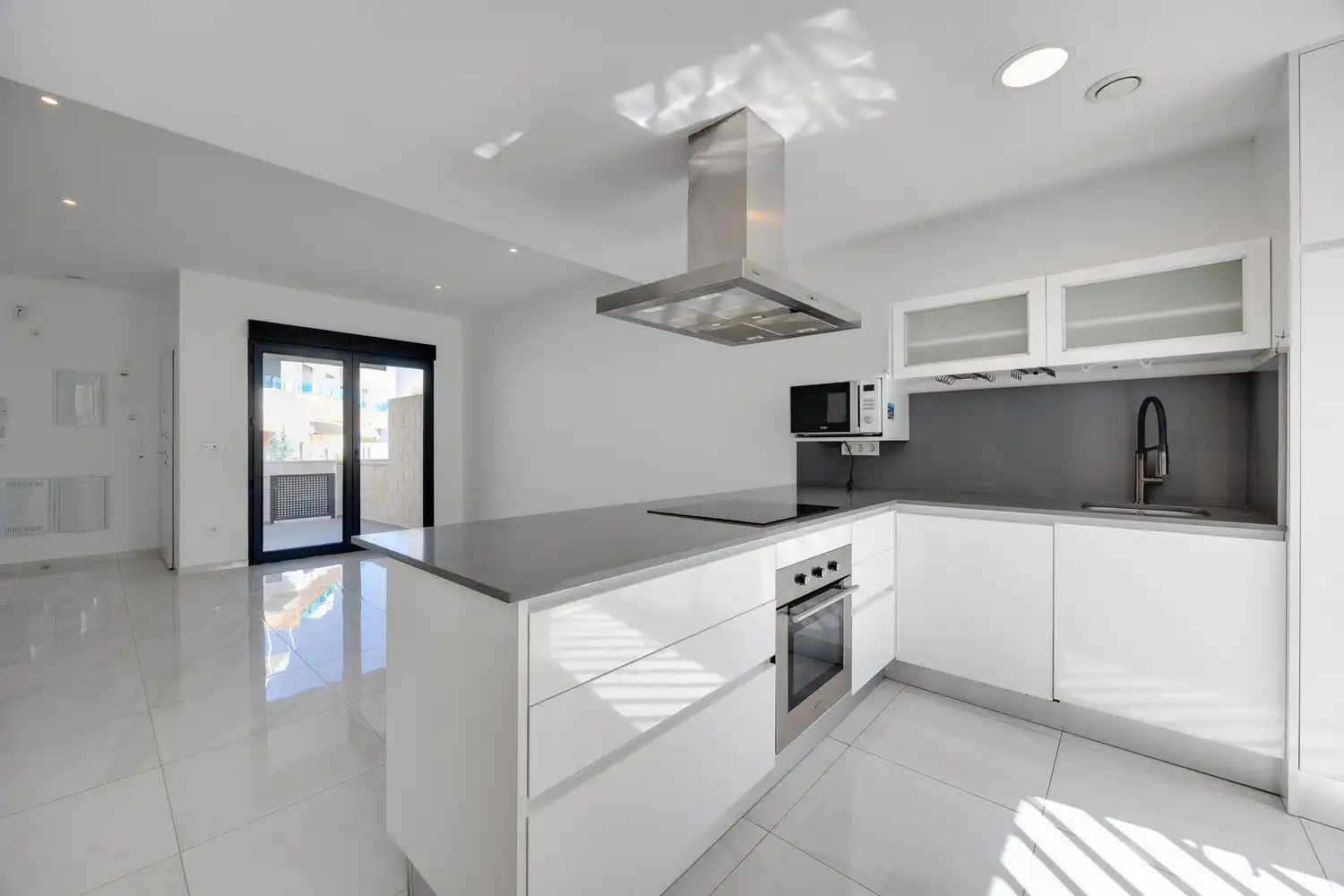 Reihenhaus mit Pool zum Verkauf in Calle Carmen Laforet 58, imagen 3