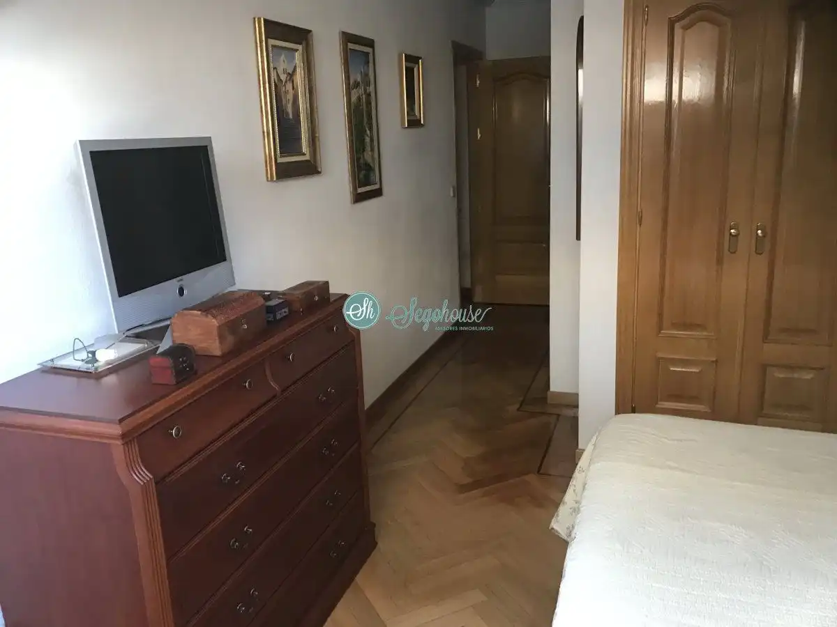 Dormitori de Pis en venda en Segovia amb Calefacció, Parquet i Terrassa